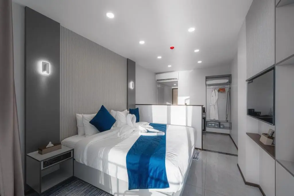 iCom Blue Sea View — Deluxe Family Room with Balcony & Sea View
