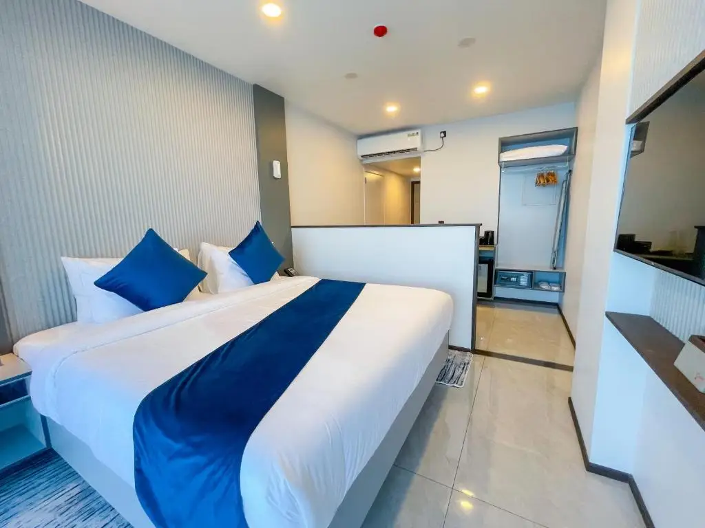 iCom Blue Sea View — Deluxe Double King Room