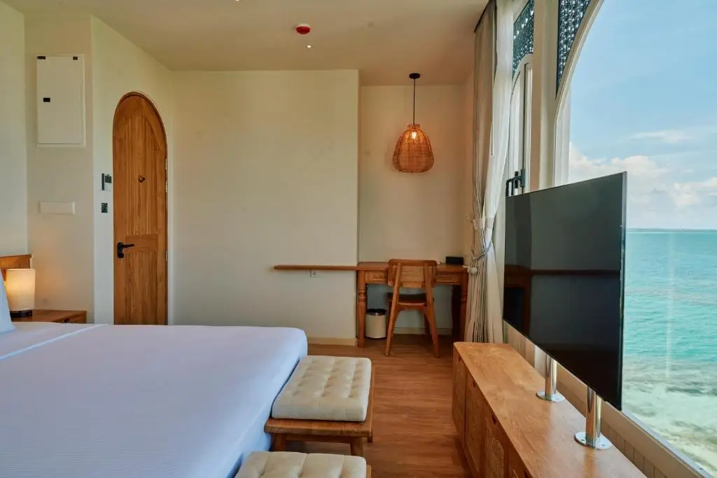 Stone Hotels Dhiffushi — Deluxe Sea View Room