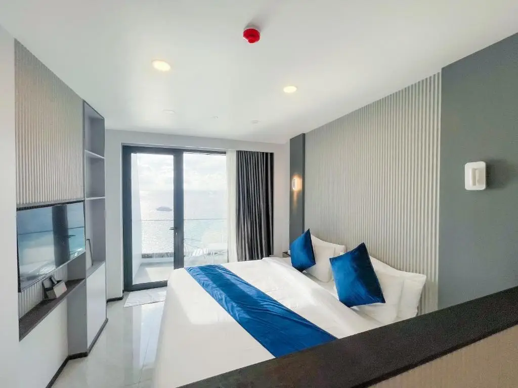 iCom Blue Sea View — Deluxe Double Room with Balcony & Sea View