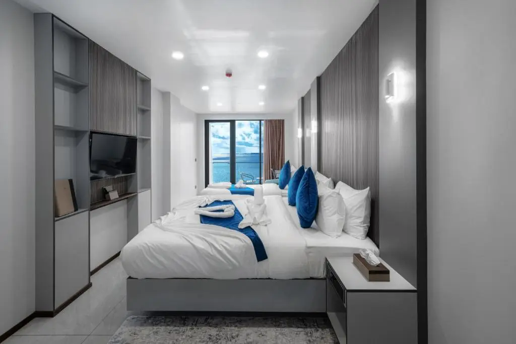 iCom Blue Sea View — Super Deluxe Tripe Room with Balcony & Sea View