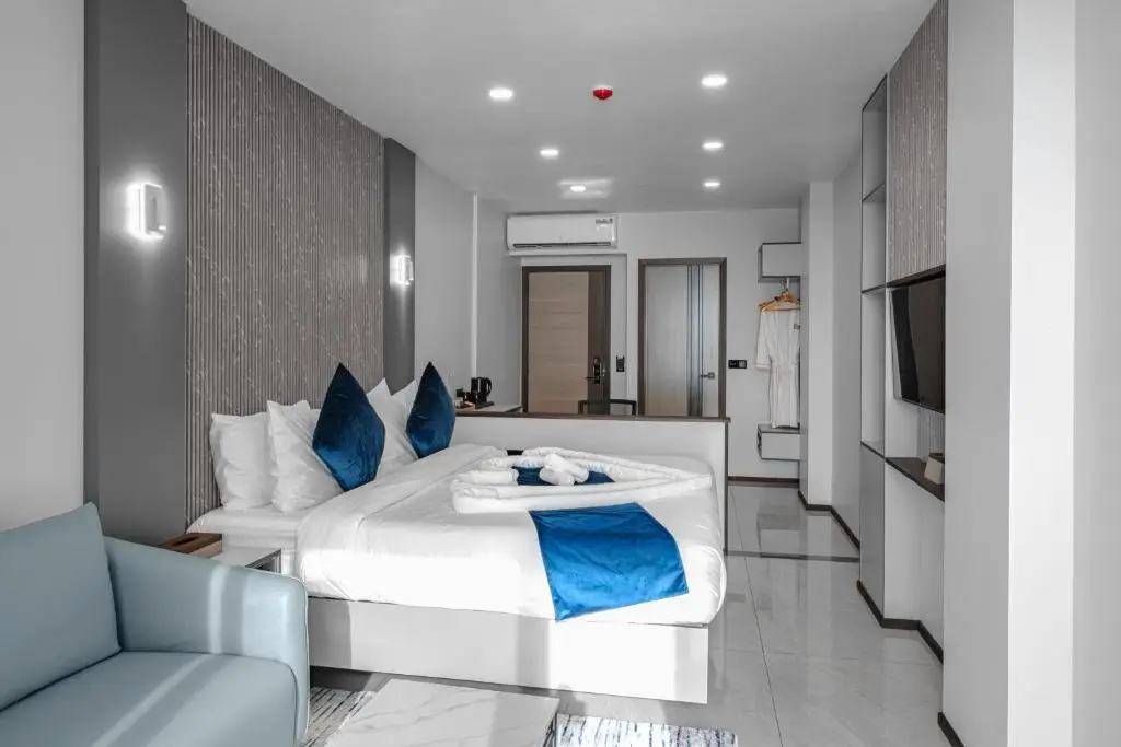 iCom Blue Sea View — Deluxe Double King Room