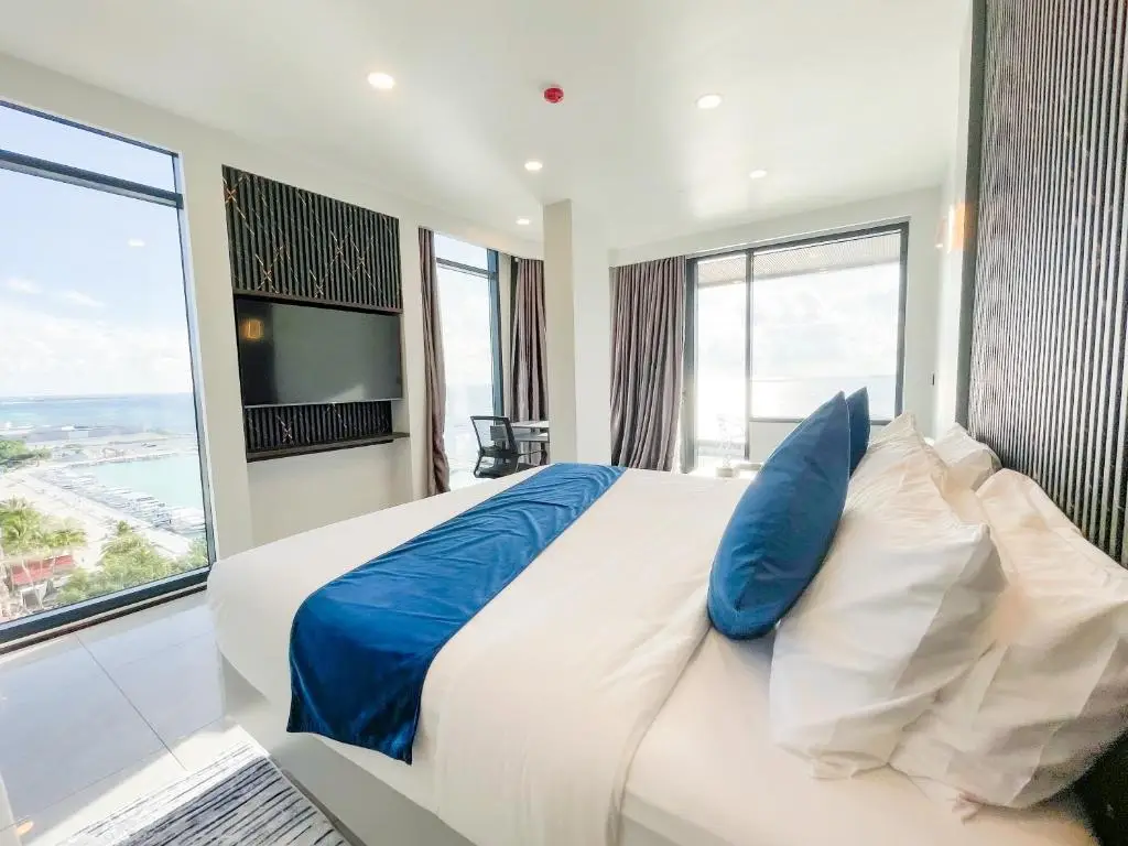 iCom Blue Sea View — Premium Deluxe Honeymoon Suite with Jacuzzi