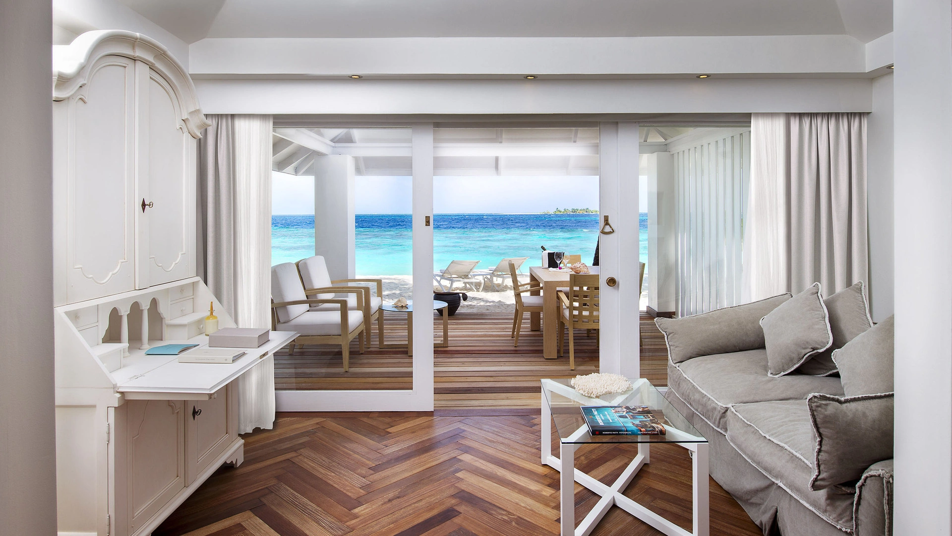 Diamonds Thudufushi Maldives Resort & Spa — Beach Front Junior Suite