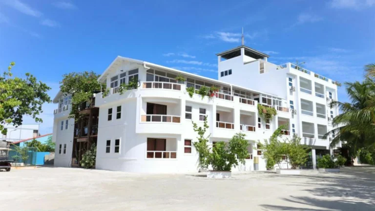 Rashu Hiyaa Hotel